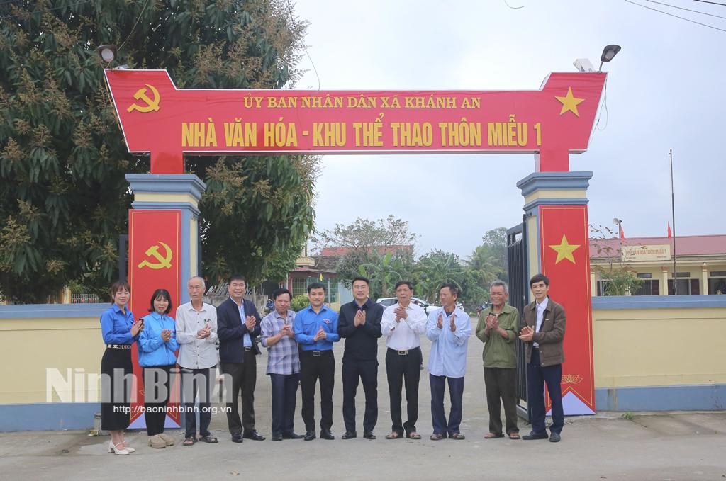 Các đại biểu dự lễ bàn giao cơ sở vật chất Nhà văn hoá thôn Miễu 1, xã Khánh An (Yên Khánh).