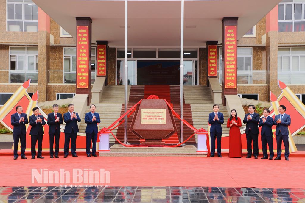 Các đại biểu dự lễ gắn biển công trình Trường Chính trị tỉnh là công trình chào mừng Đại hội đại biểu Đảng bộ tỉnh lần thứ XXIII.