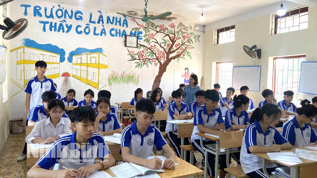 Giờ học môn Văn học, Trường THPT Dân tộc nội trú tỉnh. Ảnh: Hồng Vân