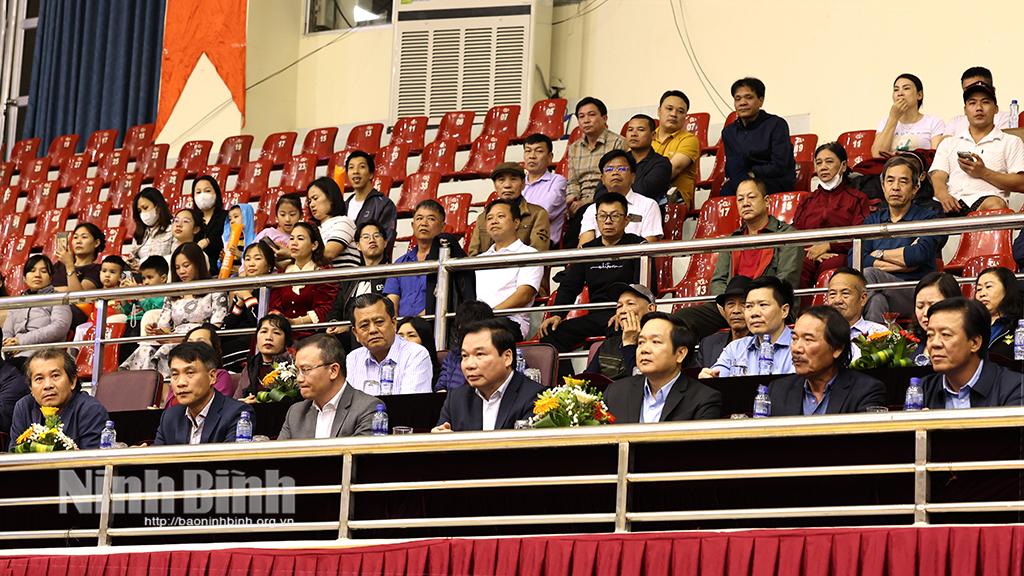 Các đại biểu dự khai mạc Giải Bóng chuyền Cúp Hoa Lư-Bình Điền năm 2025.