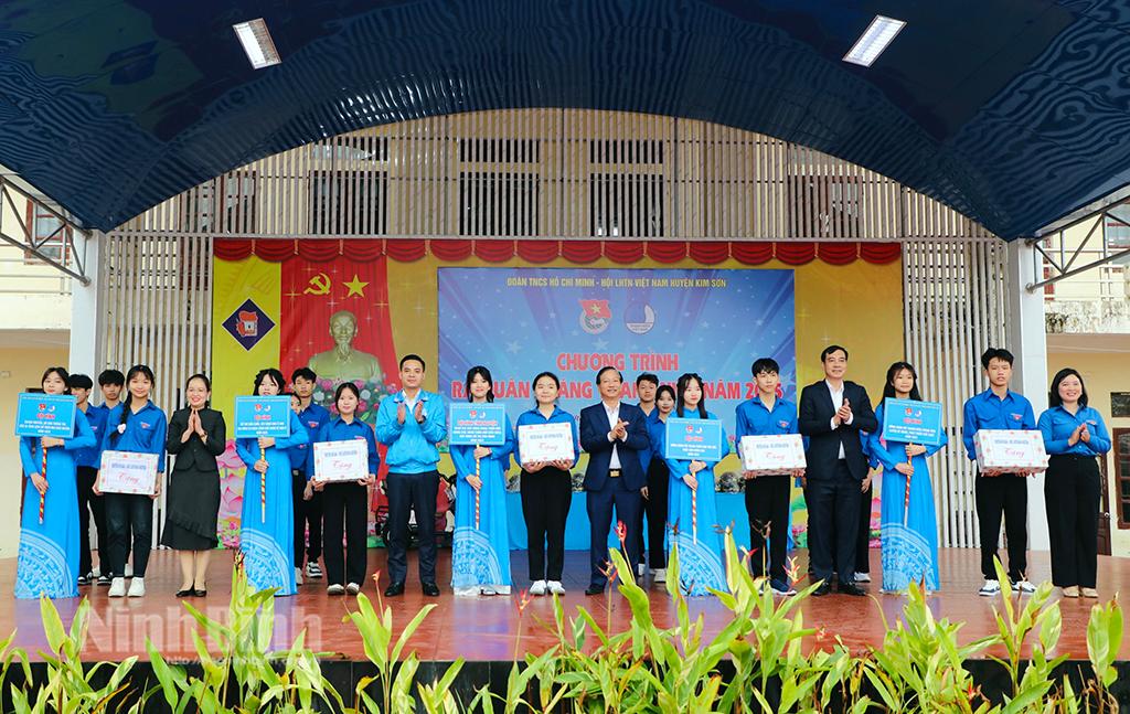 Các đại biểu tặng quà cho các đội hình thanh niên tình nguyện.