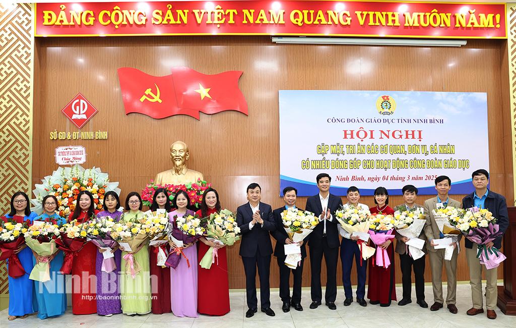 Các đồng chí lãnh đạo LĐLĐ tỉnh, Sở Giáo dục và Đào tạo tặng hoa tri ân những đóng góp của các đồng chí Ban Chấp hành Công đoàn Giáo dục tỉnh.