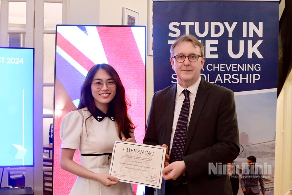 Phó Đại sứ quán Vương quốc Anh tại Việt Nam trao chứng nhận Học bổng Chevening cho Nguyễn Hoàng Ngân. Ảnh NVCC