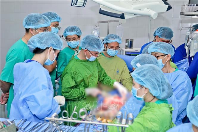 Các bác sĩ tiến hành lấy tạng từ người hiến.