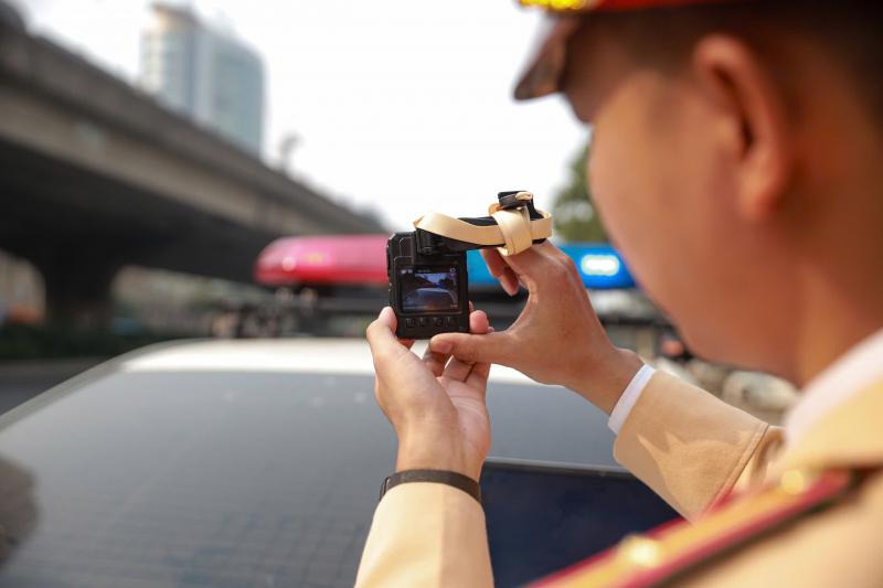 CSGT sử dụng thiết bị kỹ thuật ghi hình các phương tiện vi phạm. Ảnh: CAND Online