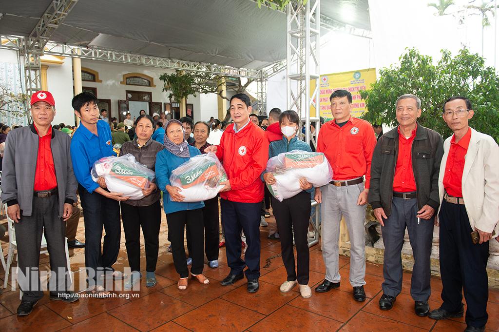 Trao quà cho các hộ có hoàn cảnh khó khăn trên địa bàn huyện Kim Sơn. Ảnh: Ngọc Linh