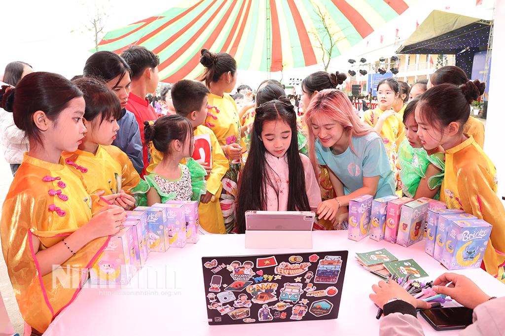 Các em học sinh tham gia trải nghiệm phần mềm ôn luyện Tiếng Anh trực tuyến.