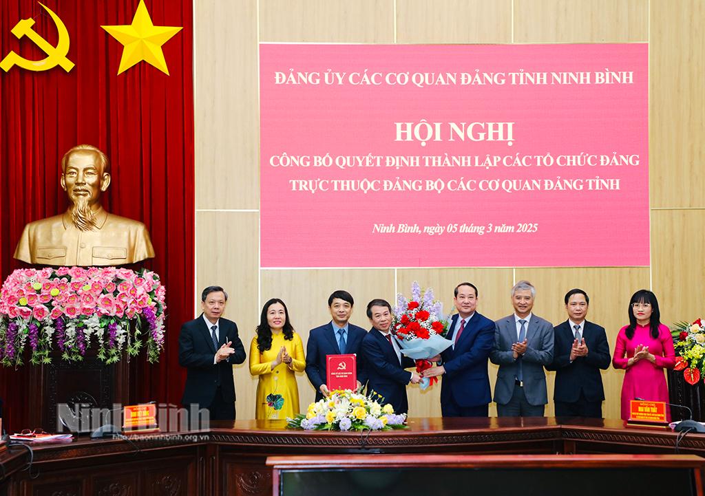 Đồng chí Mai Văn Tuất, Phó Bí thư Thường trực Tỉnh uỷ, Chủ tịch HĐND tỉnh, Bí thư Đảng ủy các cơ quan Đảng tỉnh trao Quyết định, tặng hoa chúc mừng Đảng bộ HĐND tỉnh.