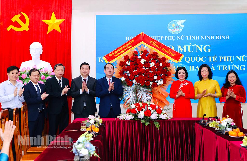 Đồng chí Phó Bí thư Thường trực Tỉnh ủy Mai Văn Tuất tặng hoa, chúc mừng cán bộ, hội viên Hội LHPN tỉnh nhân Ngày Quốc tế Phụ nữ 8/3.