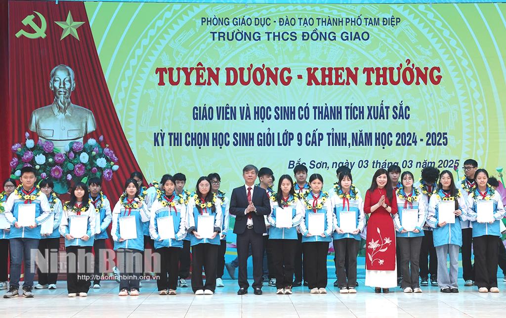 Lãnh đạo Phòng Giáo dục - Đào tạo thành phố Tam Điệp và Ban giám hiệu nhà trường trao thưởng cho các em học sinh đạt thành tích tại kỳ thi chọn học sinh giỏi lớp 9 cấp tỉnh năm học 2024-2025. Ảnh: Minh Quang