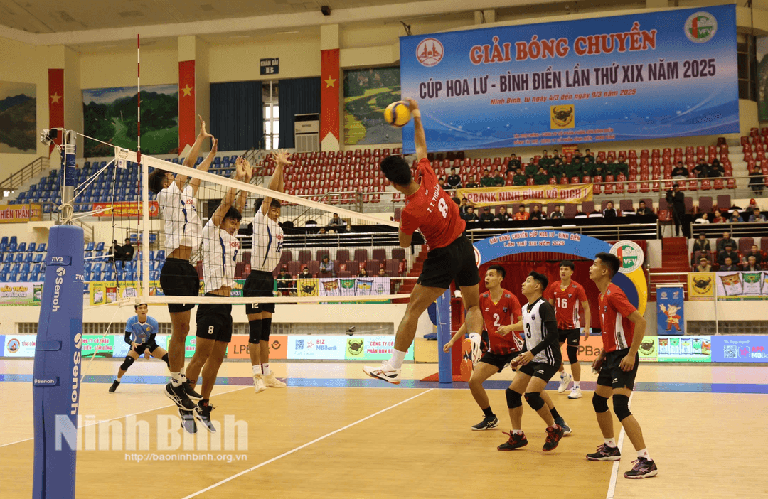 Trận đấu giữa Thể Công Tân Cảng (áo đỏ) gặp Lavie Long An.