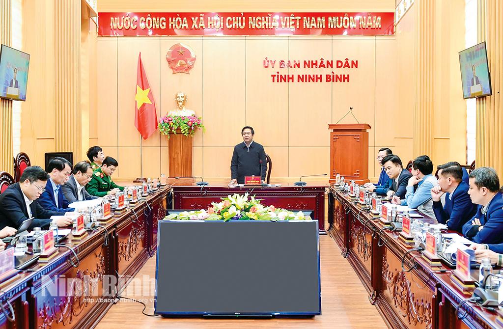 Đồng chí Phạm Quang Ngọc, Phó Bí thư Tỉnh ủy, Chủ tịch UBND tỉnh phát biểu chỉ đạo những nhiệm vụ trọng tâm của tỉnh, sau khi kết thúc hội nghị trực tuyến. Ảnh: Ngọc Linh