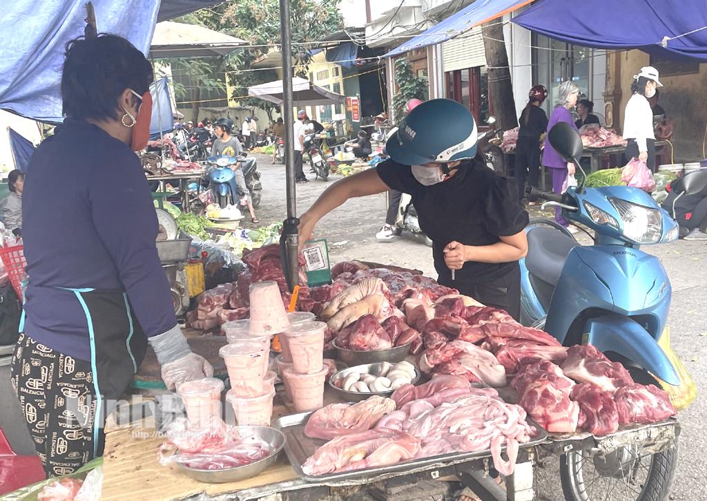 Người dân mua hàng tại chợ sân bóng (thành phố Hoa Lư).