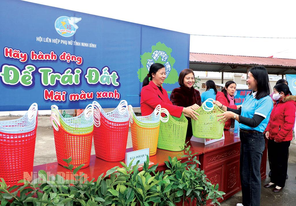 Chương trình “Đổi rác lấy quà tặng” của Hội Liên hiệp Phụ nữ tỉnh tổ chức tại xã Gia Phương (Gia Viễn) tạo sức lan tỏa trong cộng đồng về ý thức bảo vệ môi trường. Ảnh: Đức Lam