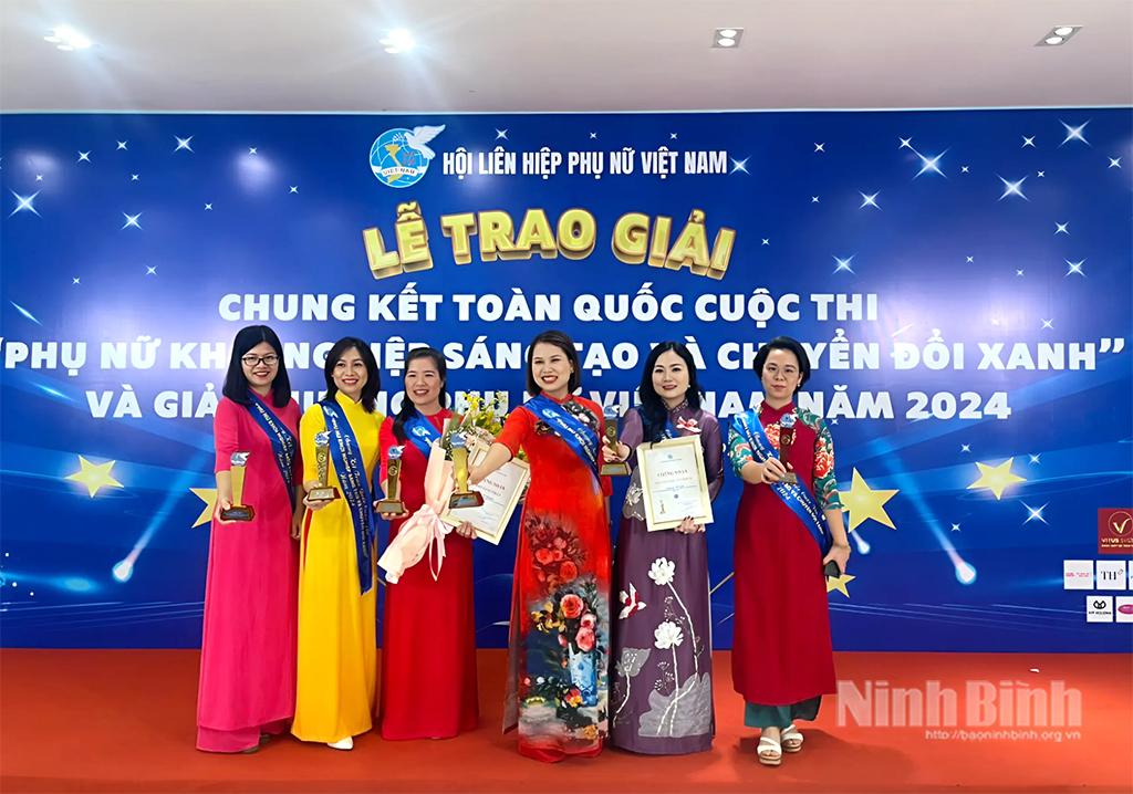 Chị Trịnh Thị Hoà, Phó Giám đốc HTX sản xuất và tiêu thụ dược liệu Yên Sơn, thành phố Tam Điệp (đứng thứ 4 từ trái sang) tại chung kết Cuộc thi “Phụ nữ khởi nghiệp sáng tạo và chuyển đổi xanh” năm 2024 do Hội LHPN Việt Nam tổ chức.