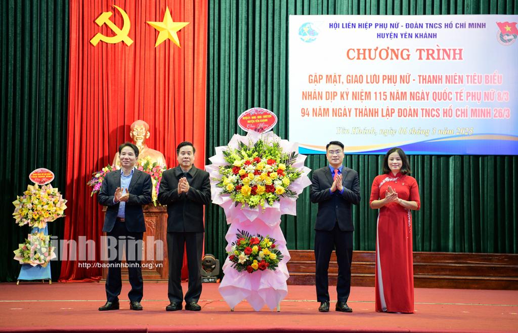 Lãnh đạo huyện Yên Khánh tặng hoa chúc mừng Hội LHPN huyện, Huyện đoàn.