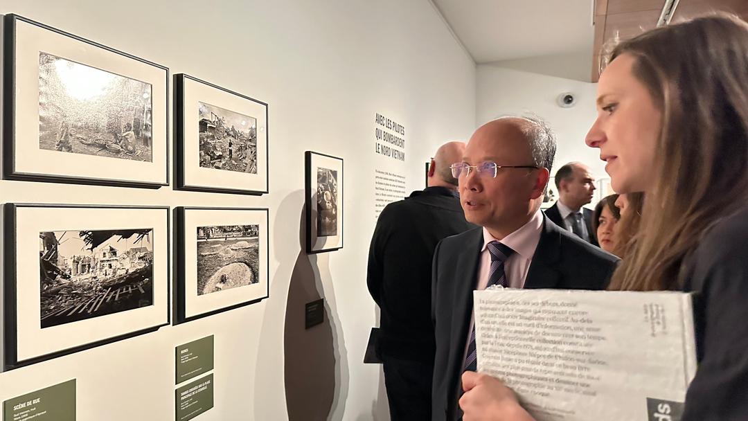 Đại sứ Việt Nam tại Pháp tham quan triển lãm.
