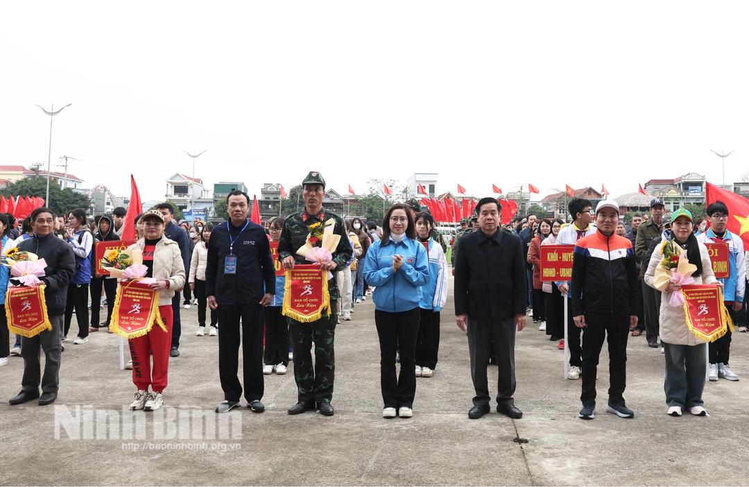 Ban tổ chức trao hoa, cờ lưu niệm cho các đoàn tham gia giải. Ảnh: Minh Quang