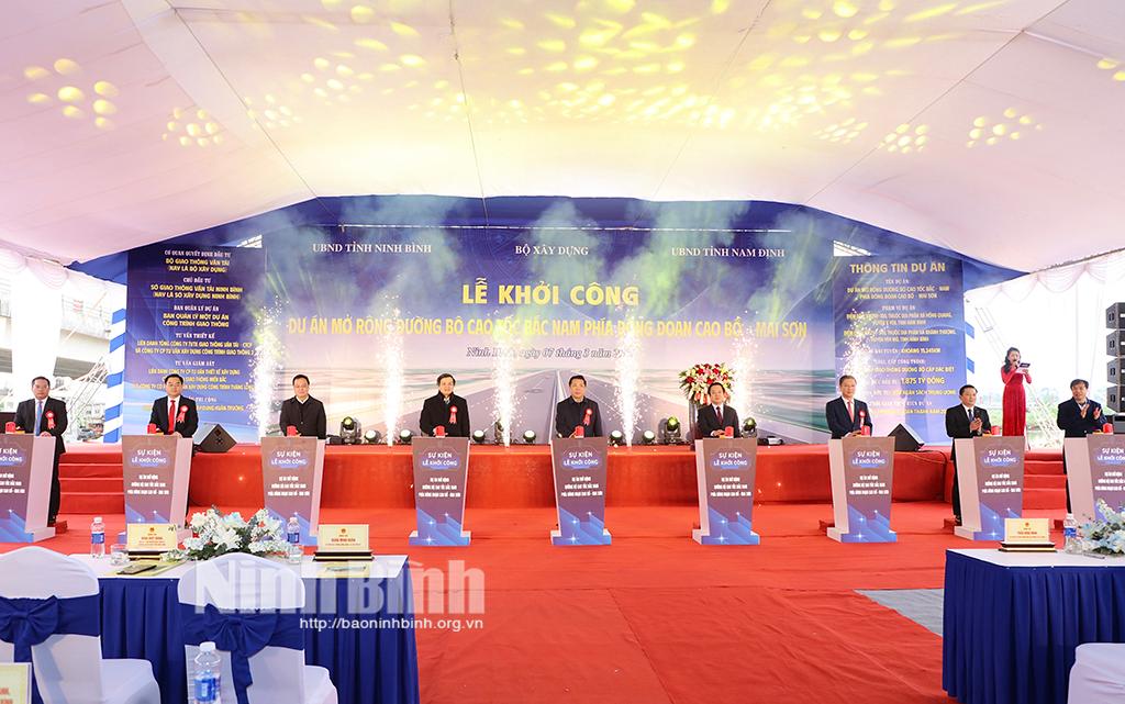 Các đại biểu thực hiện nghi thức khởi công dự án.