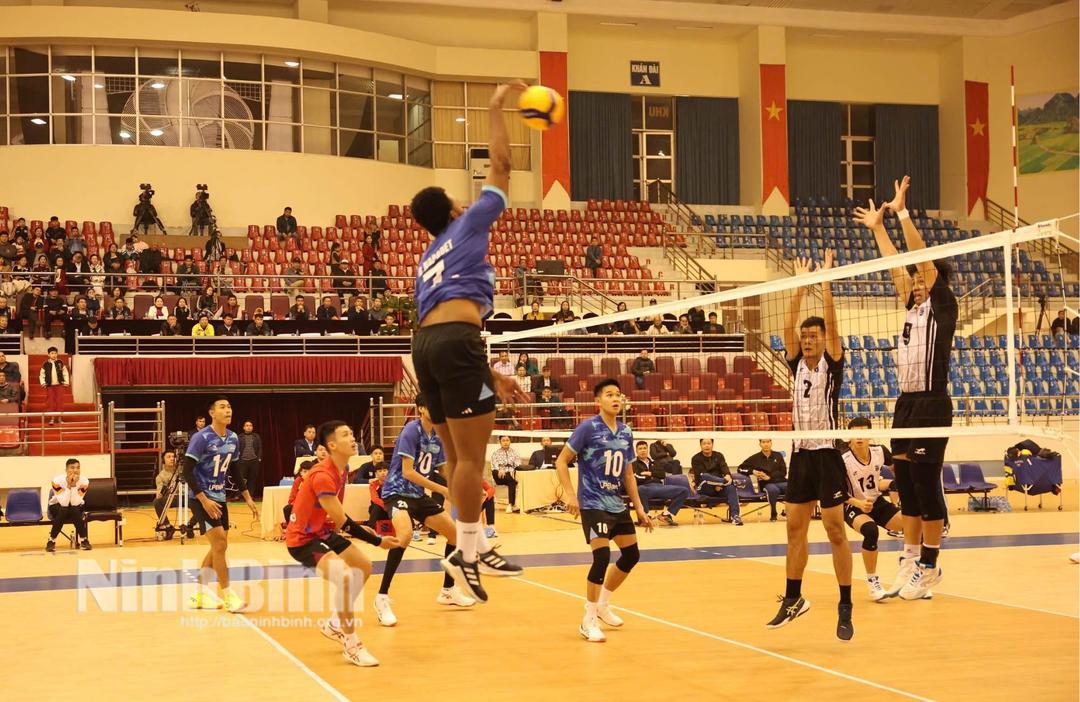 Trận đấu giữa Thể Công Tân Cảng (áo đen trắng) gặp LPbank Ninh Bình (áo xanh).