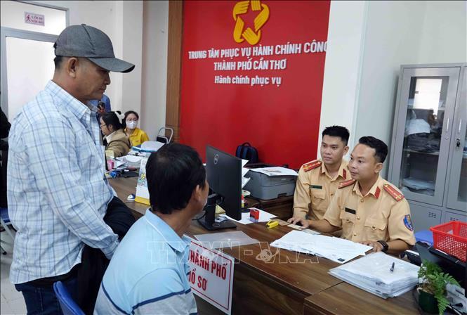 Người dân thực hiện đổi Giấy phép lái xe tại Trung tâm Phục vụ hành chính công thành phố Cần Thơ, ngày 3/3. Ảnh: TTXVN