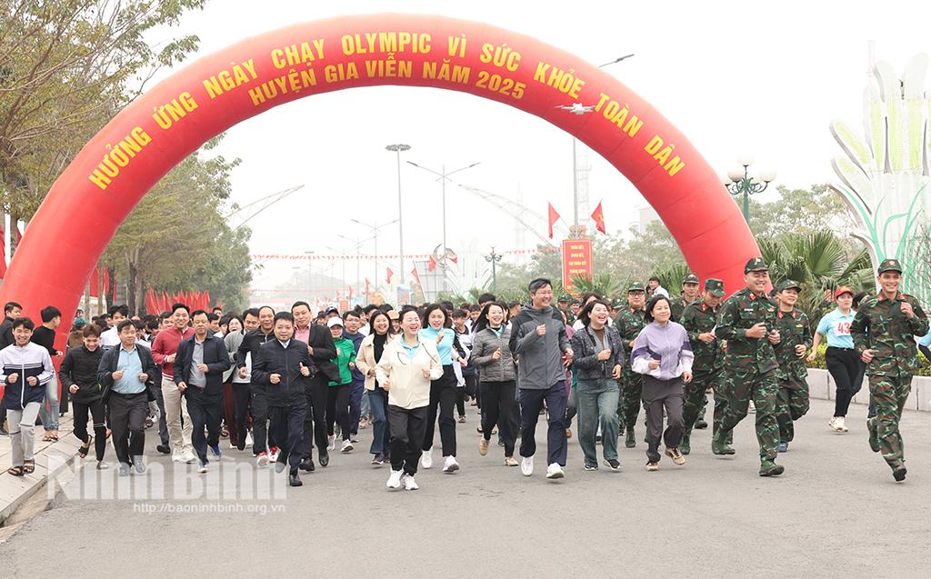 Các đại biểu tham gia chạy đồng hành tại Giải.