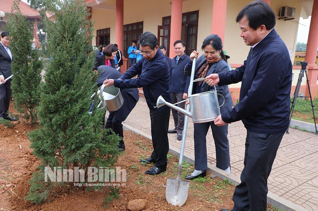 Các đại biểu tham gia trồng cây.