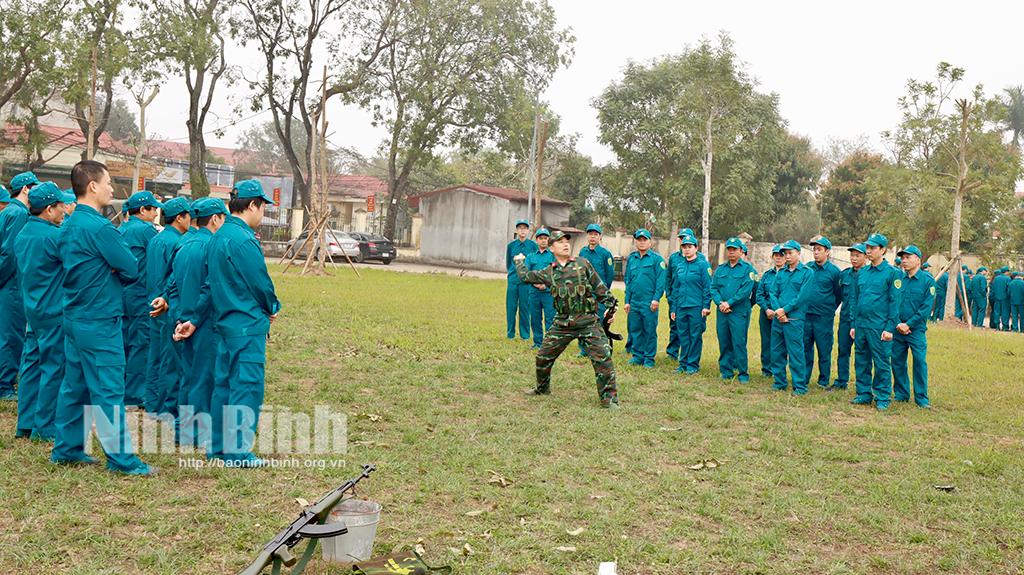 Các cán bộ, chiến sỹ dân quân năm thứ nhất tham gia huấn luyện.