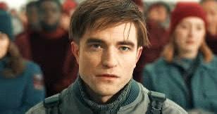 Diễn viên Robert Pattinson trong vai Mickey.