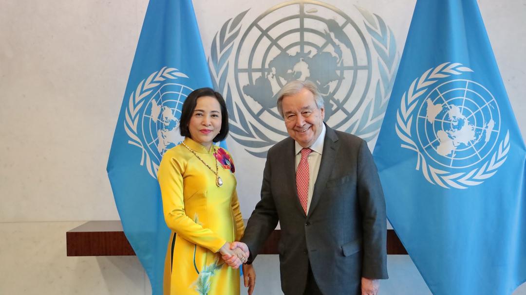 Phó Chủ tịch Quốc hội Nguyễn Thị Thanh (trái) gặp Tổng Thư ký LHQ António Guterres.