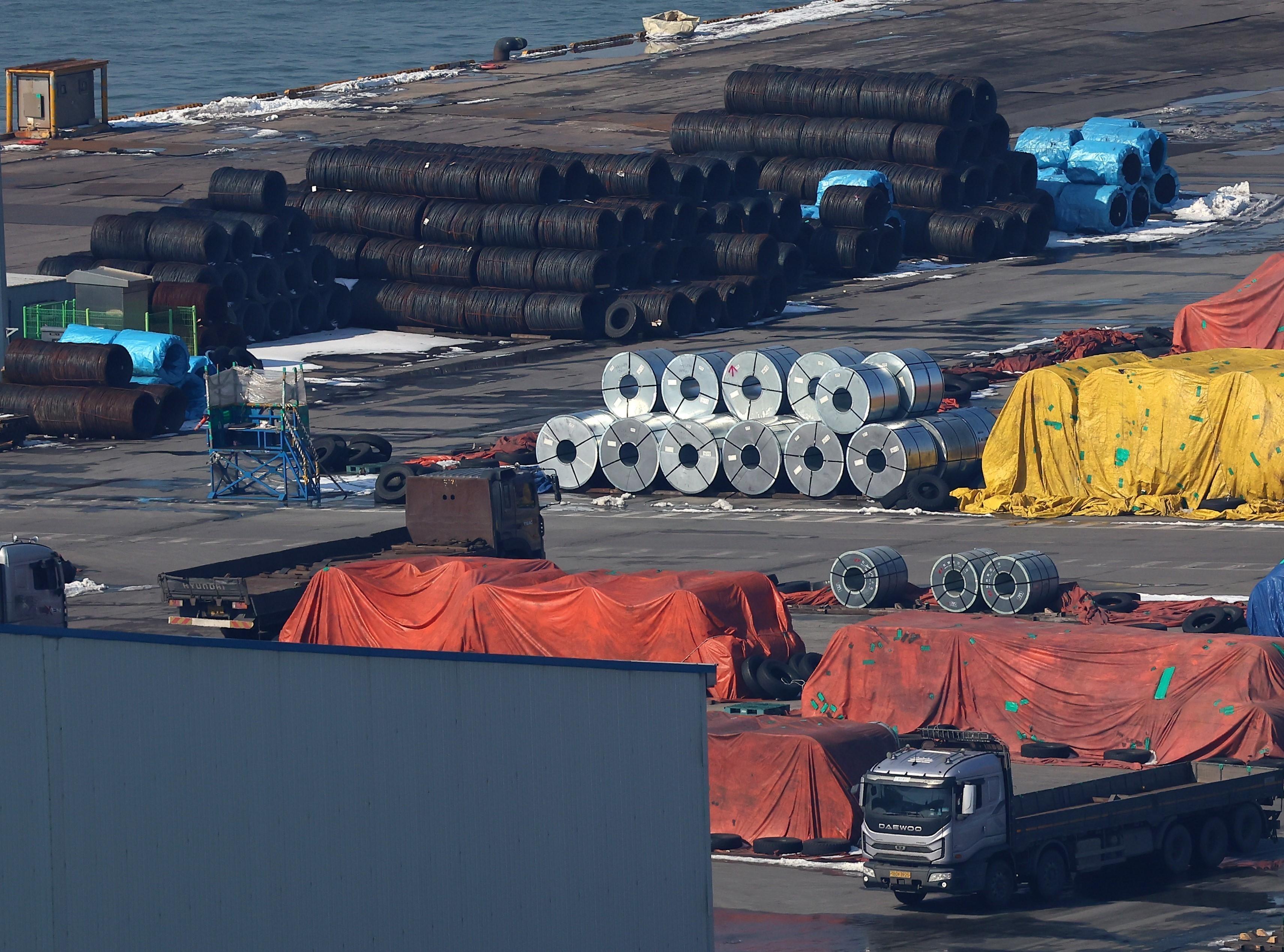 Thép xuất khẩu được xếp tại cảng Pyeongteak (Hàn Quốc). Ảnh: yonhap/TTXVN