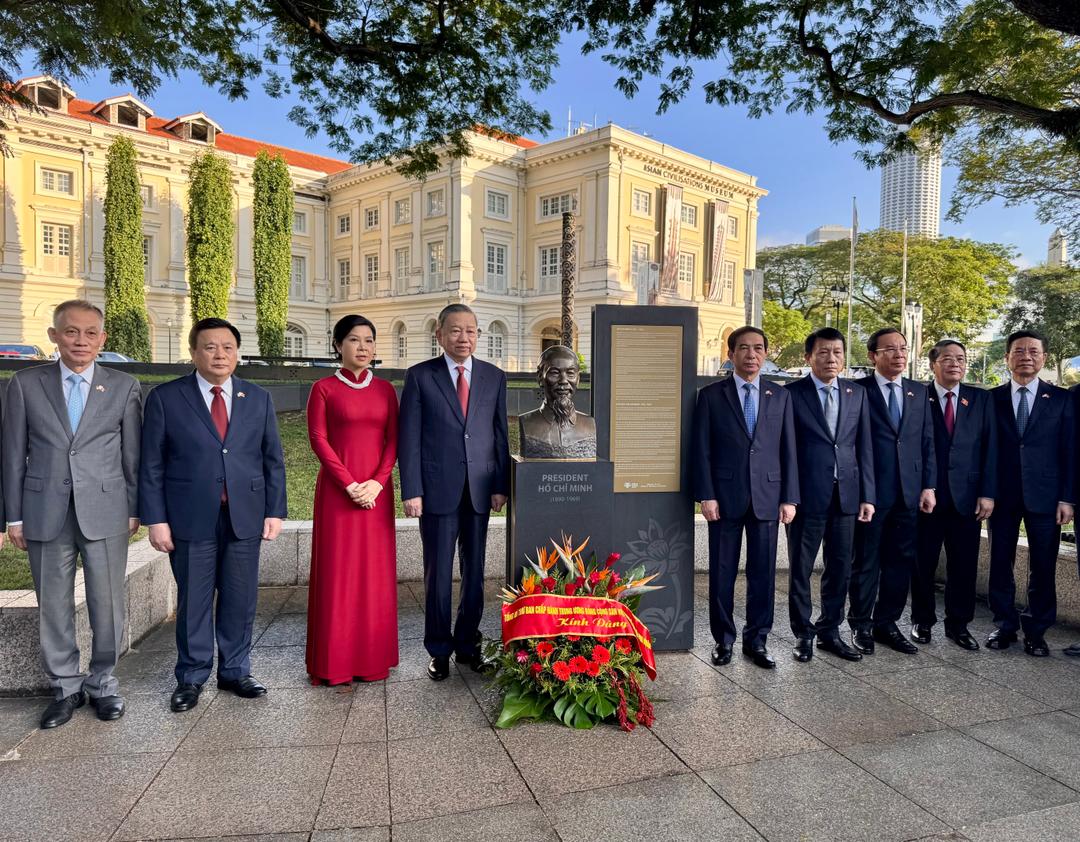 Tổng Bí thư Tô Lâm cùng đoàn chụp ảnh lưu niệm tại khu tượng Bác.