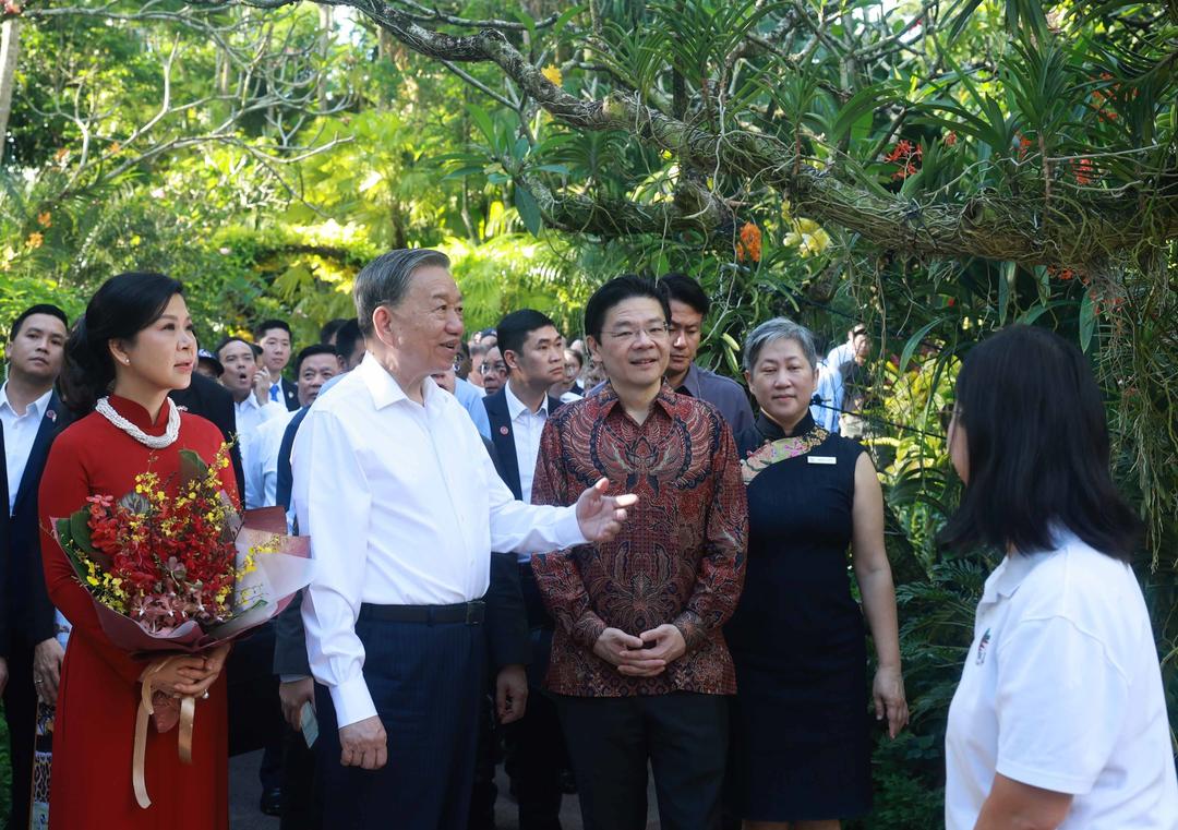 Tổng Bí thư Tô Lâm và Phu nhân cùng Thủ tướng Lawrence Wong tham quan Vườn Thực vật Singapore.