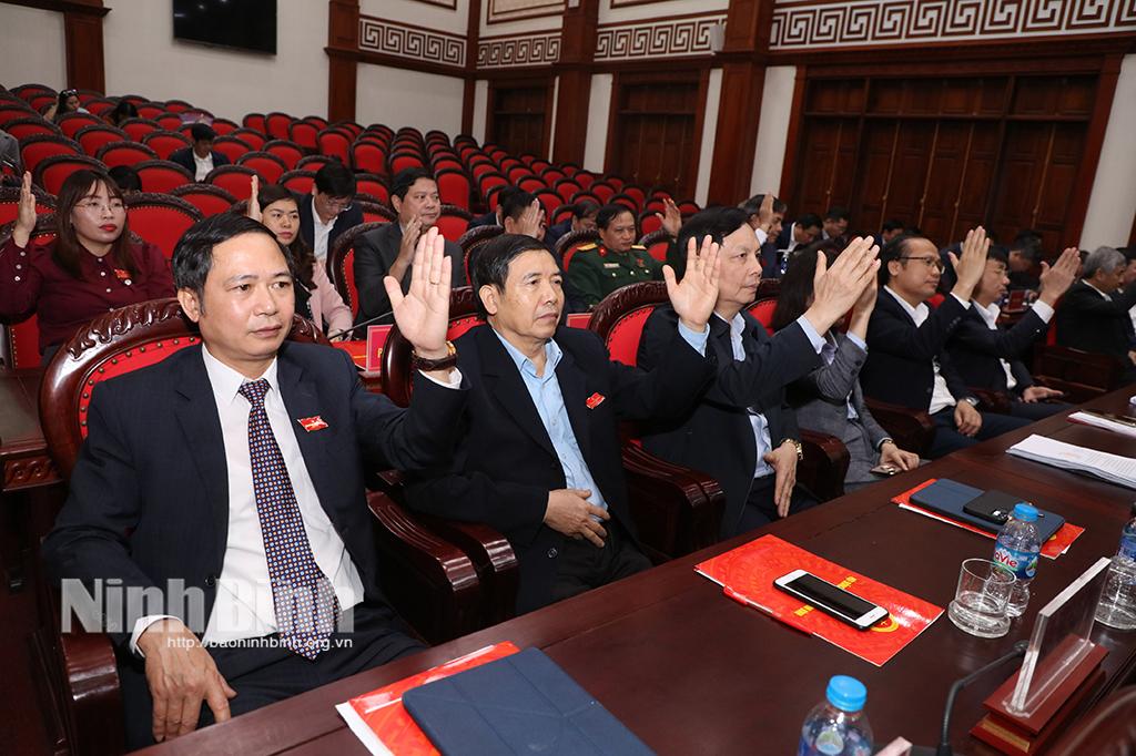 Các đại biểu biểu quyết thông qua 14 dự thảo nghị quyết trình tại Kỳ họp.