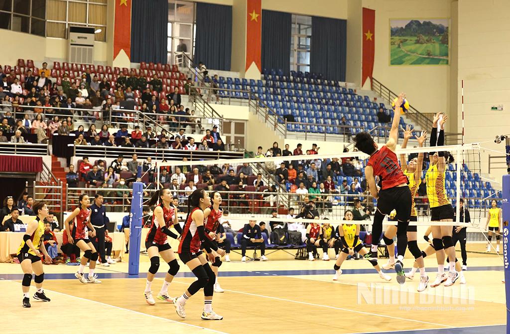 Pha tấn công của tuyển thủ Bích Tuyền (LPbank Ninh Bình). Ảnh: Minh Quang