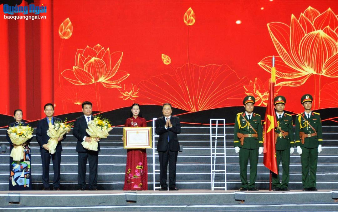 Ủy viên Bộ Chính trị, Chủ tịch Quốc hội Trần Thanh Mẫn thay mặt lãnh đạo Đảng, Nhà nước trao tặng Huân chương Lao động hạng Nhất cho Đảng bộ, chính quyền và nhân dân tỉnh Quảng Ngãi.