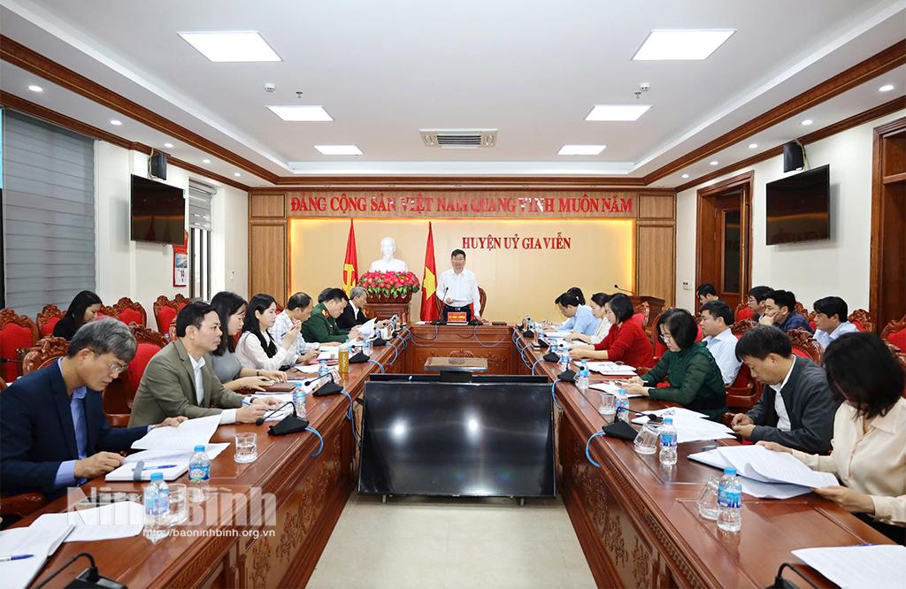 Đồng chí Lê Văn Cường, Tỉnh ủy viên, Bí thư Huyện ủy, Trưởng Ban Chỉ đạo huyện phát biểu tại hội nghị.