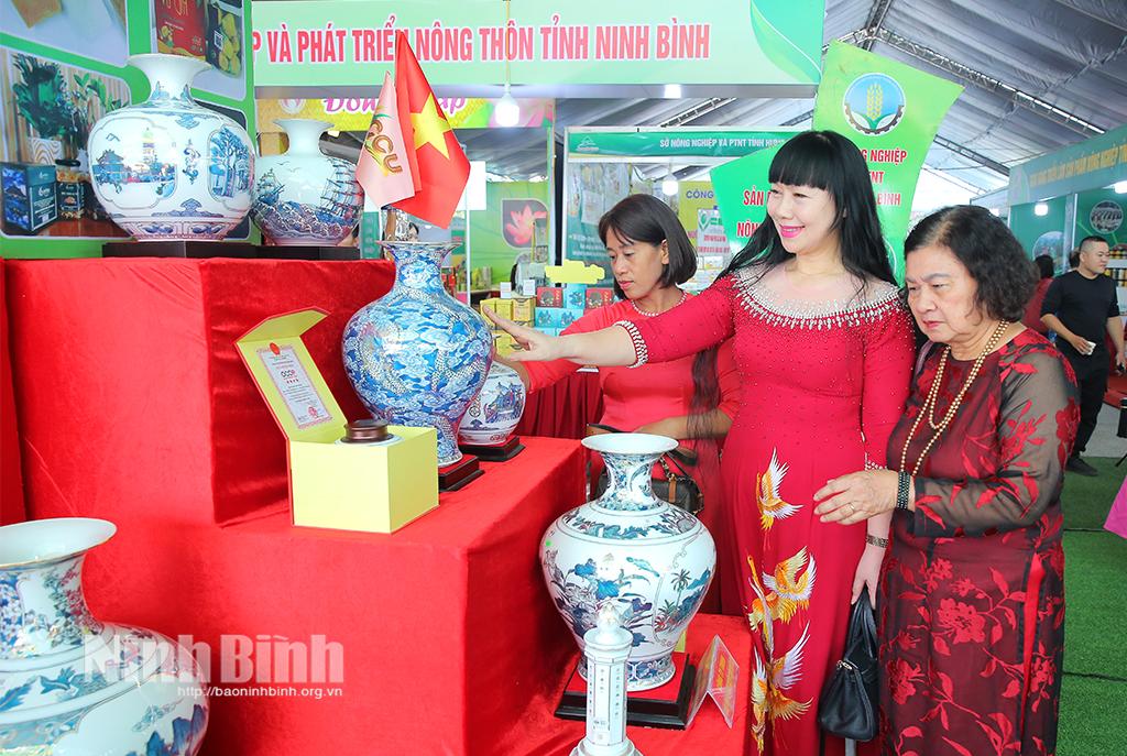 Gian trưng bày sản phẩm OCOP của tỉnh Ninh Bình tại Hội chợ triển lãm nông nghiệp quốc tế. Ảnh: Anh Tuấn