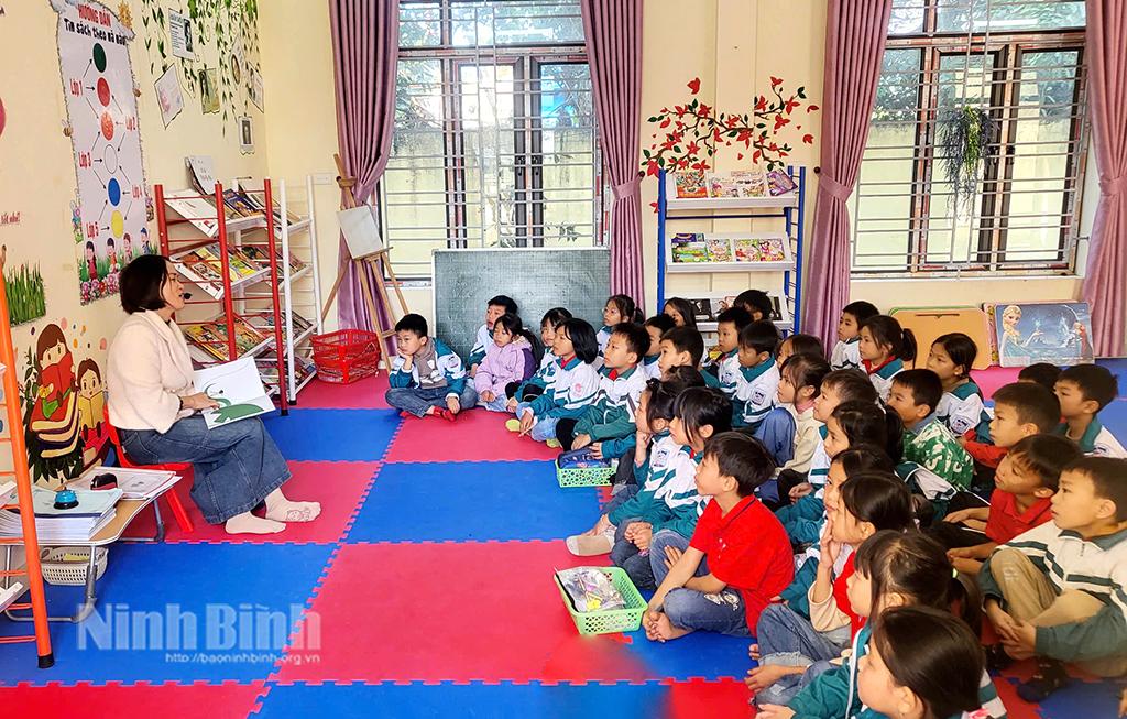 Học sinh Trường Tiểu học Yên Đồng trong tiết đọc thư viện.