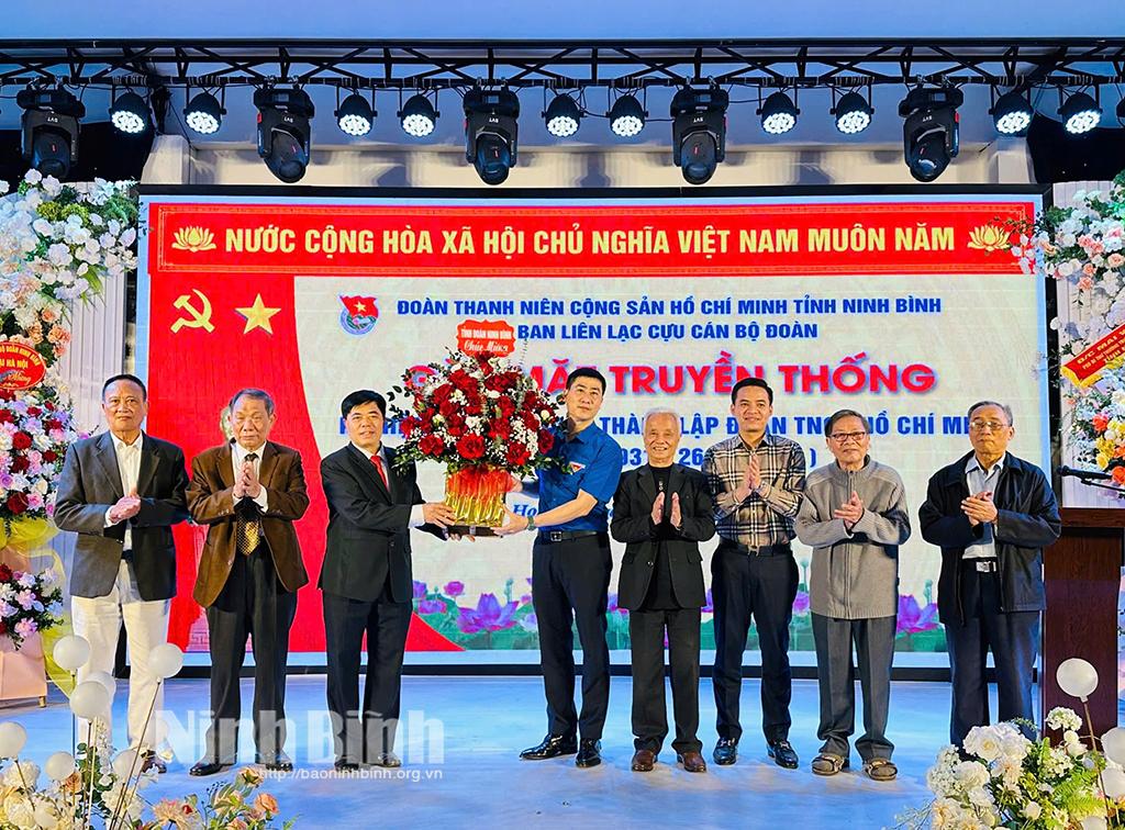 Lãnh đạo Tỉnh đoàn tặng hoa chúc mừng Ban Liên lạc cựu cán bộ Đoàn tỉnh.