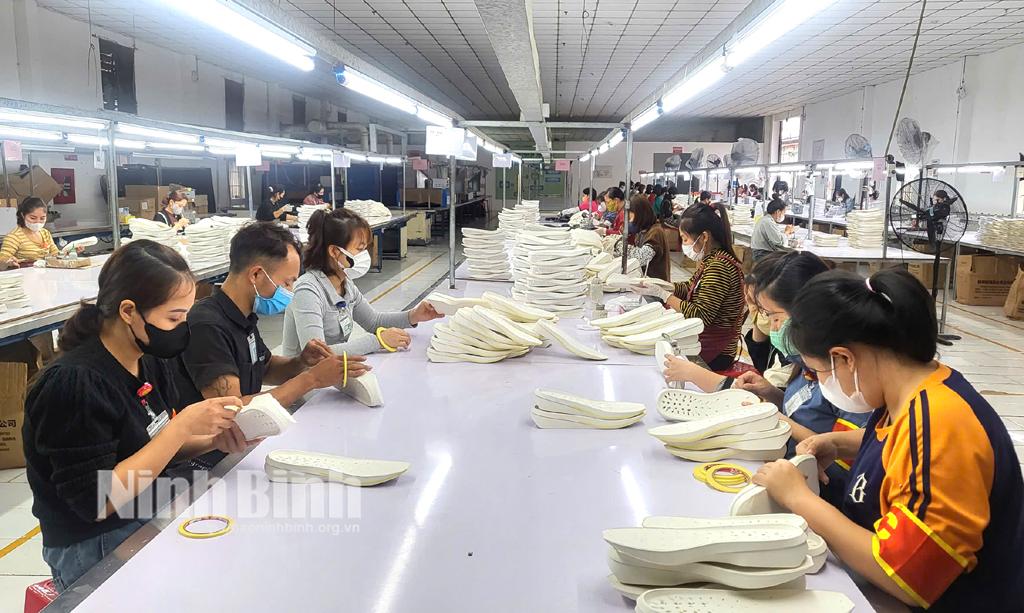 Công nhân Công ty TNHH Hong Yang (phường Trung Sơn, thành phố Tam Điệp) trong dây chuyền sản xuất.