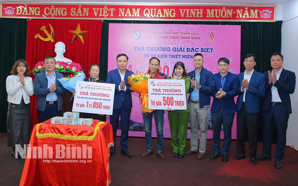 Lãnh đạo Công ty TNHH MTV Xổ số kiến thiết Ninh Bình trao thưởng cho người may mắn trúng giải dưới sự giám sát của đại diện Hội đồng giám sát Xổ số tỉnh.