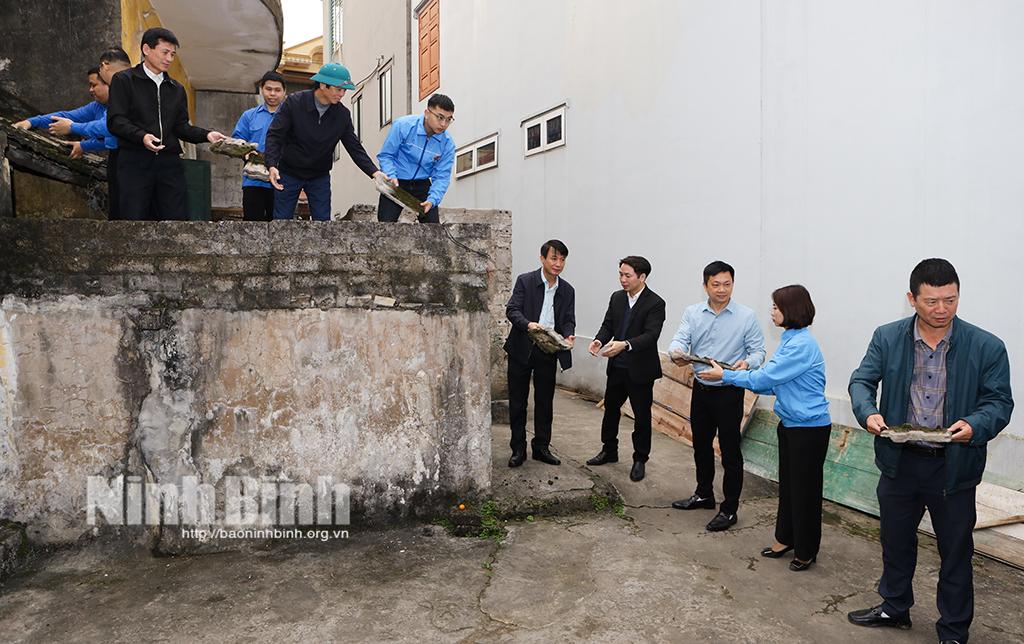 Các đại biểu tham gia hỗ trợ tháo dỡ nhà cũ để lấy mặt bằng sửa chữa và xây dựng nhà mới cho 2 hộ gia đình bà Đặng Thị Thoa và Đặng Thị Thơi, phố 7, phường Đông Thành, thành phố Hoa Lư.