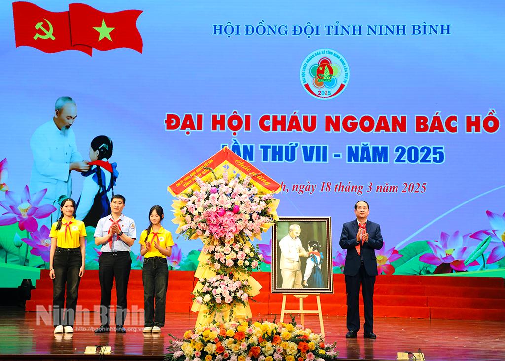 Đồng chí Mai Văn Tuất, Phó Bí thư Thường trực Tỉnh ủy, Chủ tịch HĐND tỉnh tặng hoa và bức tranh "Bác Hồ với đội viên" chúc mừng Đại hội.
