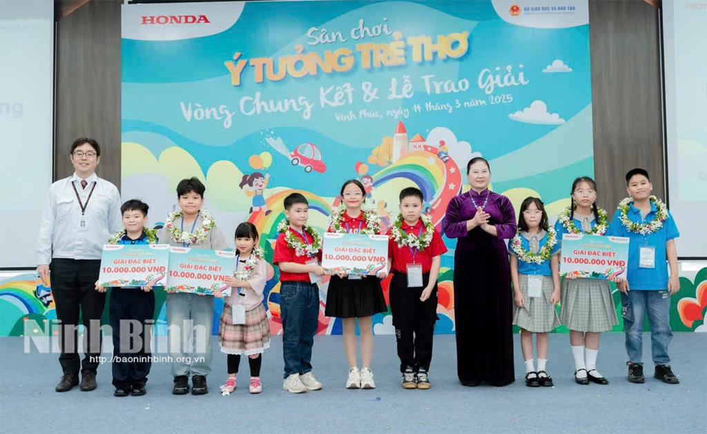 Nhóm học sinh lớp 4-5 Đào Thị Ngọc Diệp, Phạm Gia Huy và Lê Việt Thắng nhận giải Đặc biệt tại lễ trao giải.