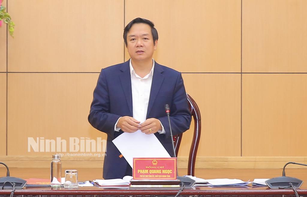 Ban tổ chức trao Cờ lưu niệm cho các Đoàn tham gia giải.