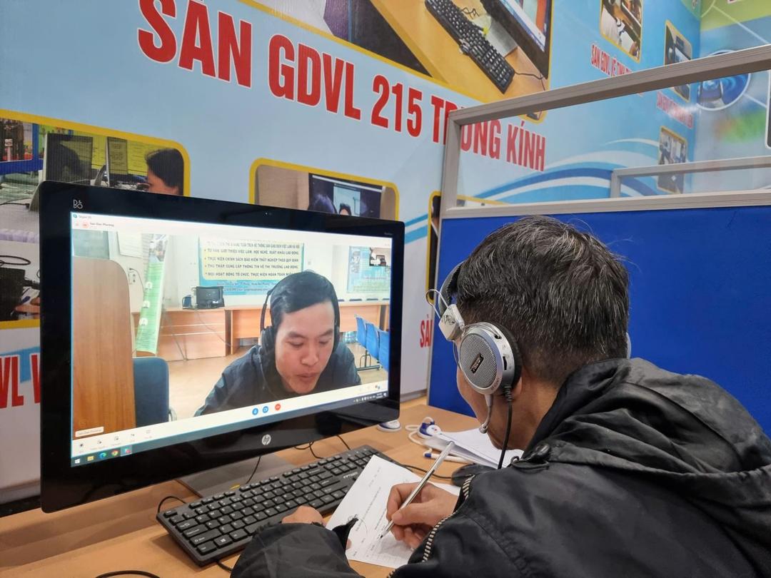 Người lao động trao đổi trực tiếp với nhà tuyển dụng tại Sàn Giao dịch việc làm Hà Nội. Ảnh: TTXVN