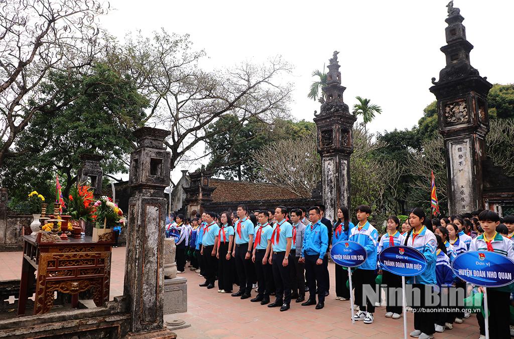 Đoàn đại biểu cháu ngoan Bác Hồ tỉnh Ninh Bình dâng hương tại Đền thờ Vua Đinh Tiên Hoàng.
