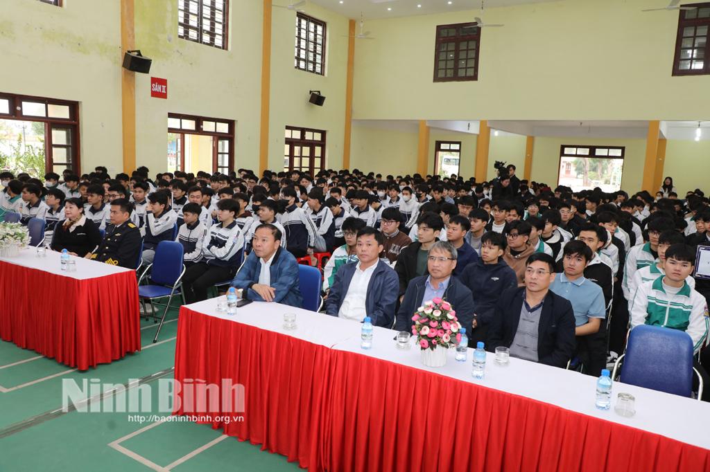 Các đại biểu, các em học sinh tham dự hội nghị tuyên truyền.