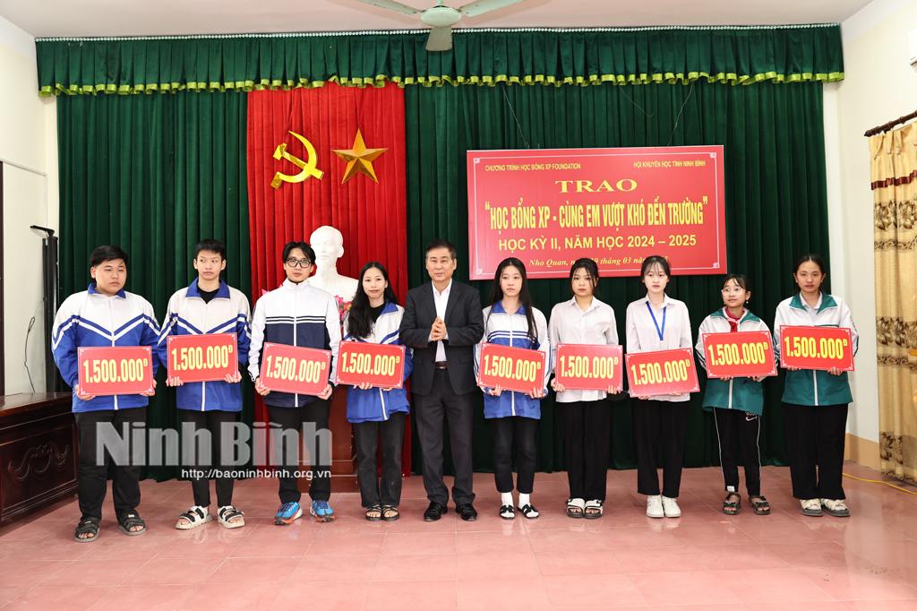 Lãnh đạo Hội Khuyến học tỉnh trao học bổng cho các em học sinh.